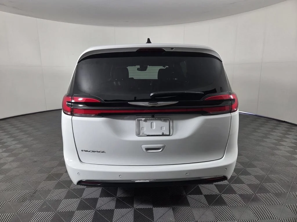 New 2026 Bright White Clear-Coat Exterior Paint Chrysler Select image 6