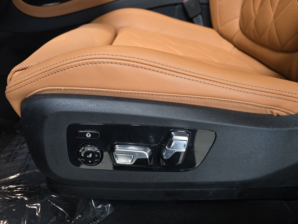 Used 2026 Black Sapphire Metallic BMW xDrive40i image 28