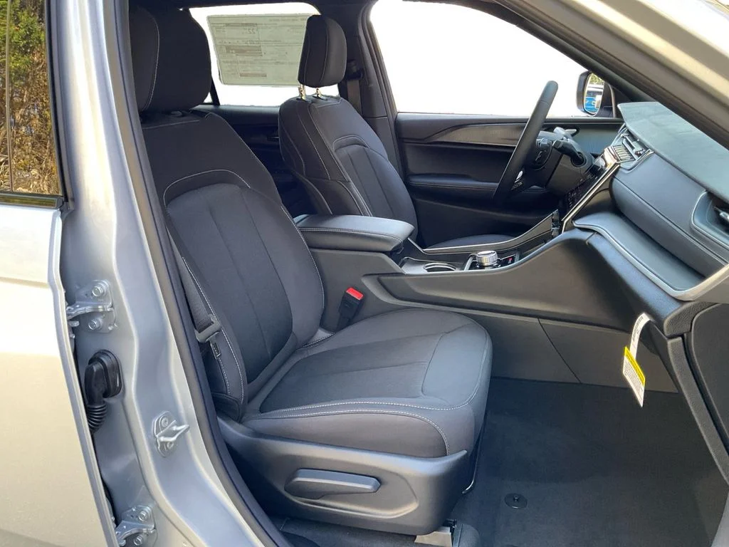 Used 2025 Silver Jeep Laredo image 26