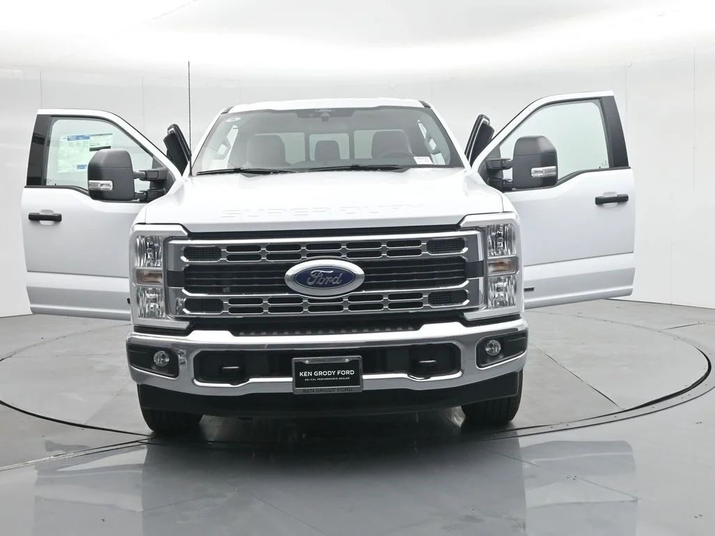 New 2026 Oxford White Ford XLT image 34