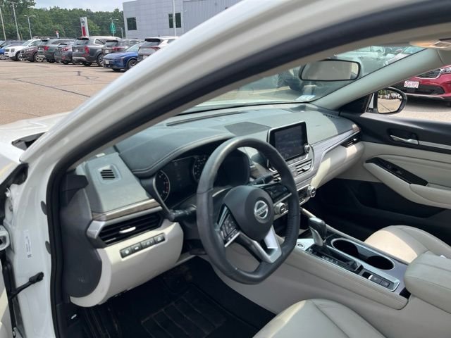 Used 2022 White Nissan 2.5 SL image 11
