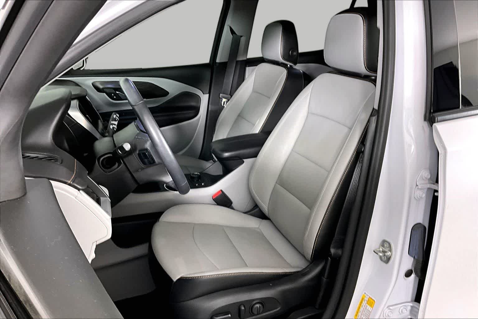 Used 2021 White Frost Tricoat GMC SLT image 8