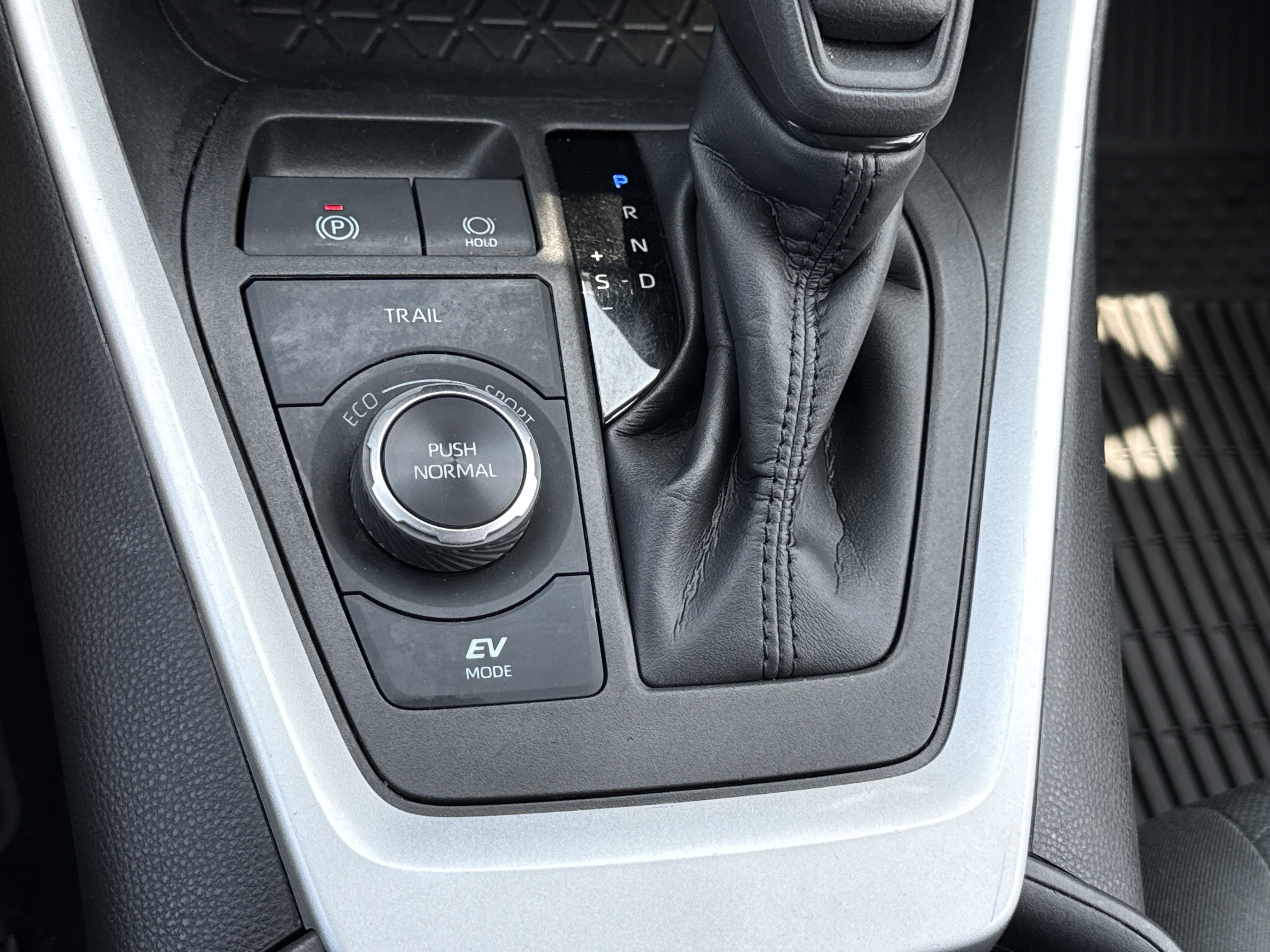 2023 Toyota RAV4 XLE - Photo 28