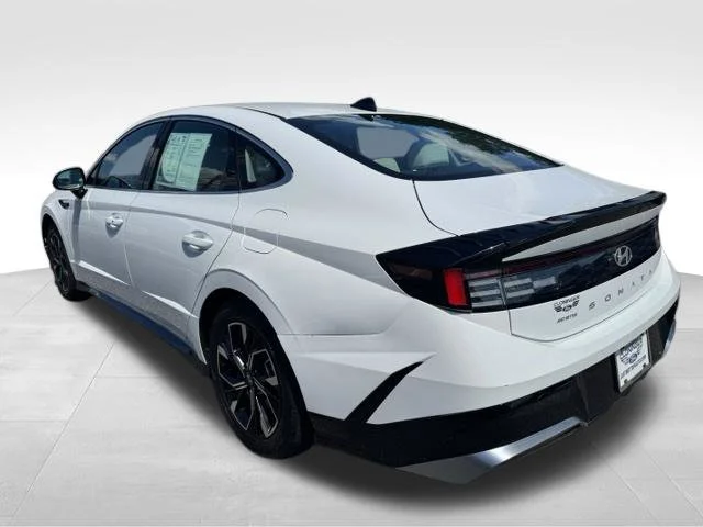 Used 2025 White Hyundai SEL image 5