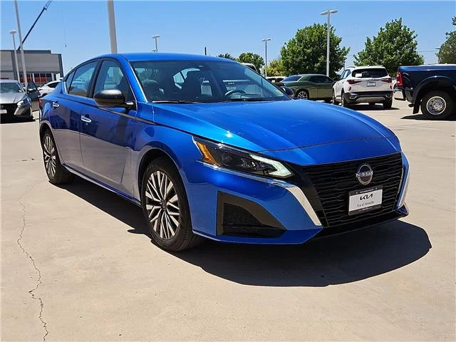 Used 2025 White Nissan SV image 4