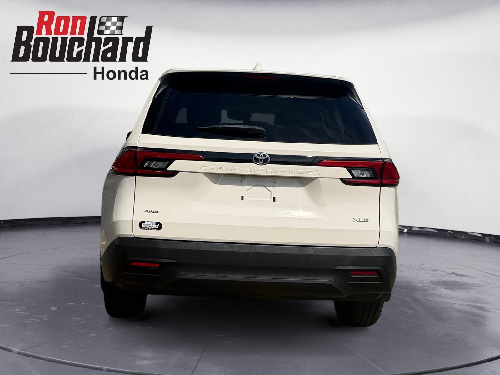 Used 2024 Cream Toyota XLE image 3