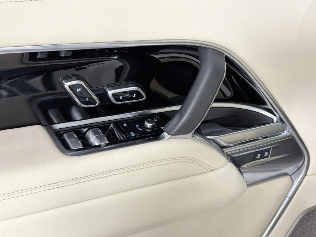 Certified Used 2024 White Land Rover Autobiography image 18