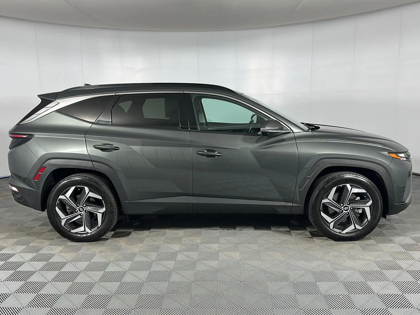 Used 2022 Amazon Gray Hyundai Limited image 33