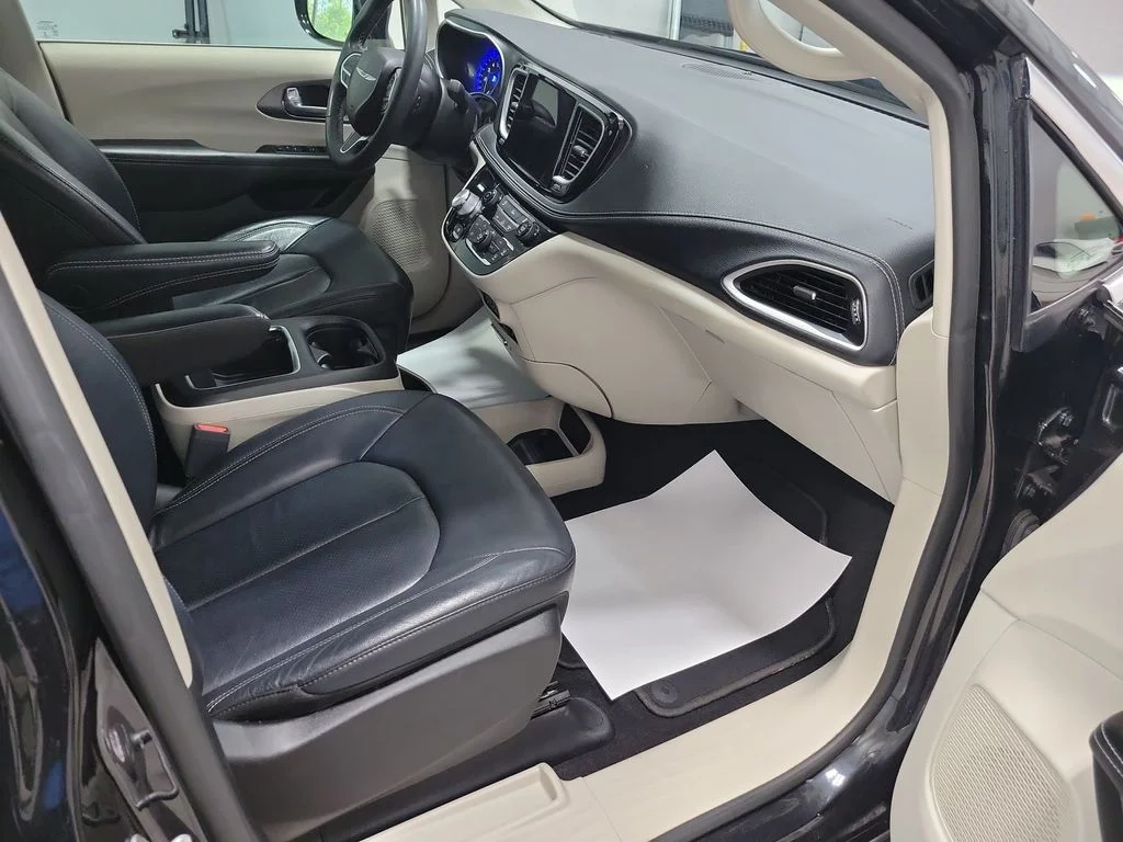 Used 2022 Black Chrysler Touring L image 22