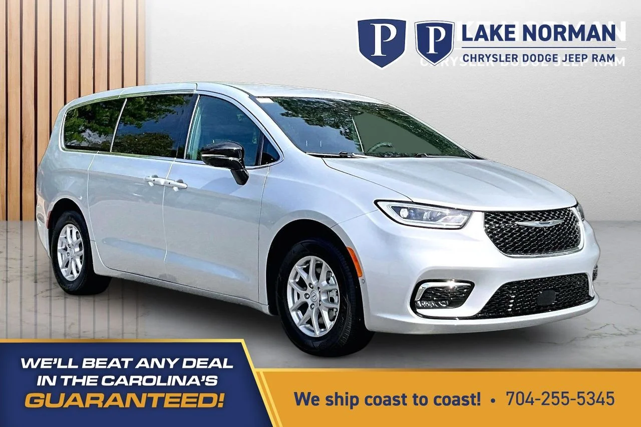 2026 Chrysler Pacifica Select's photo