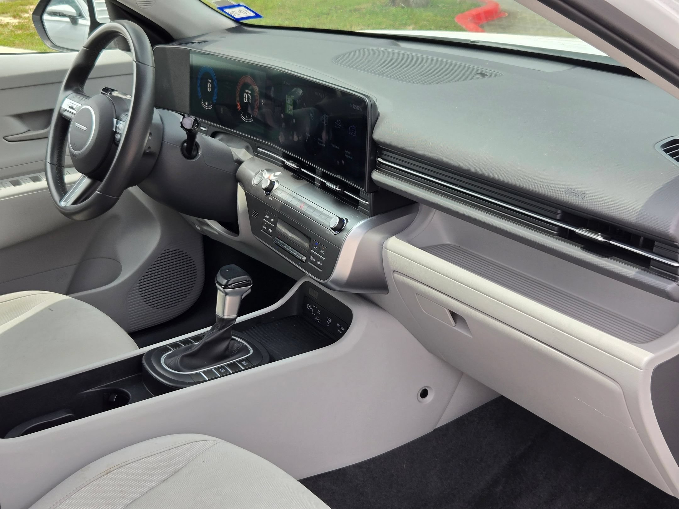 Used 2025 Atlas White Hyundai SEL image 29