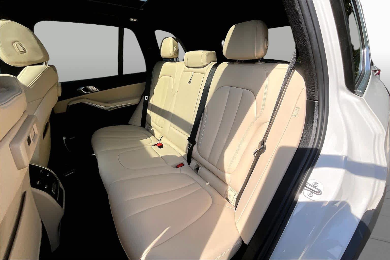 Used 2021 Mineral White Metallic BMW xDrive40i image 20