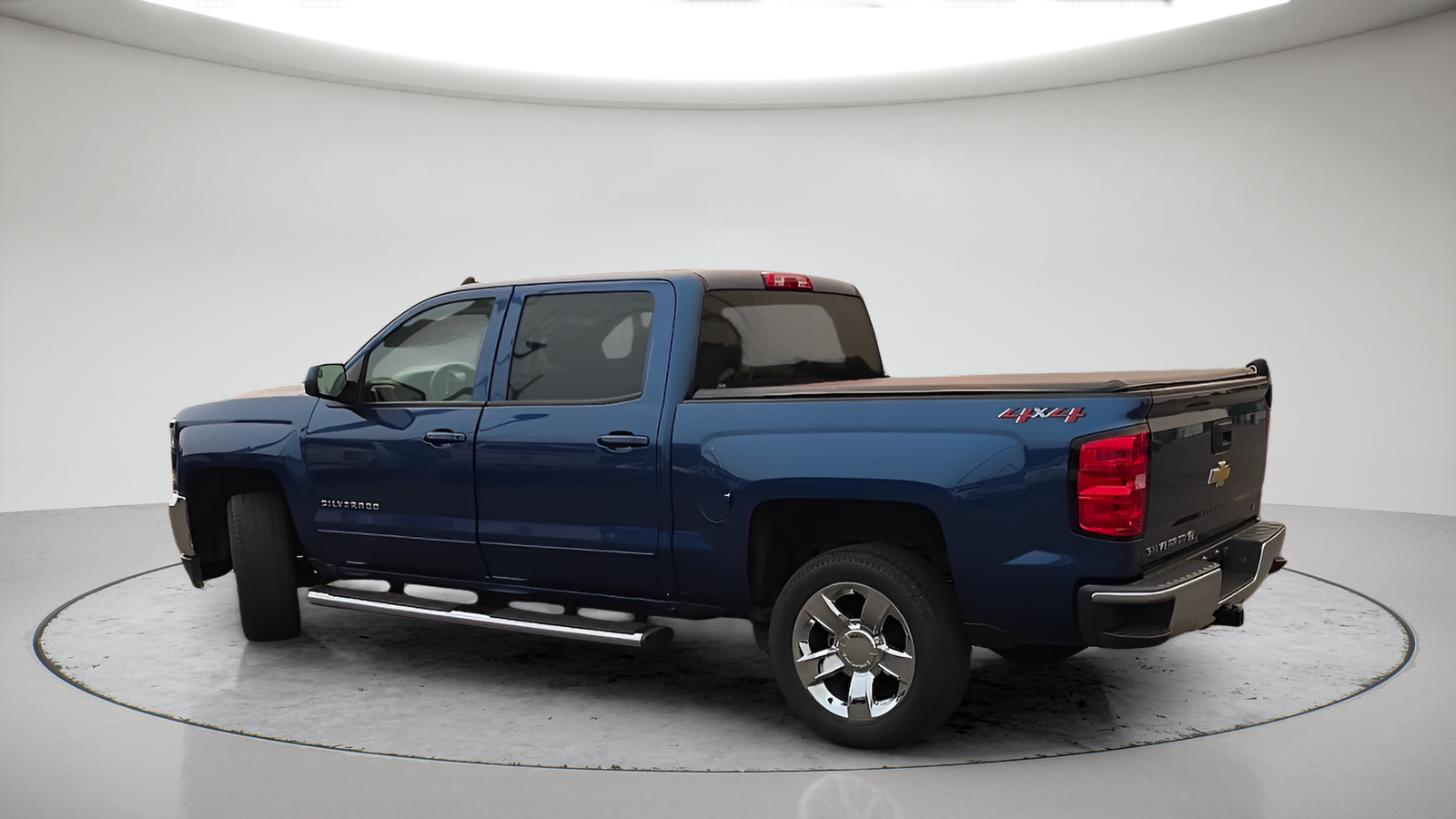 Used 2018 Deep Ocean Blue Chevrolet LT image 10
