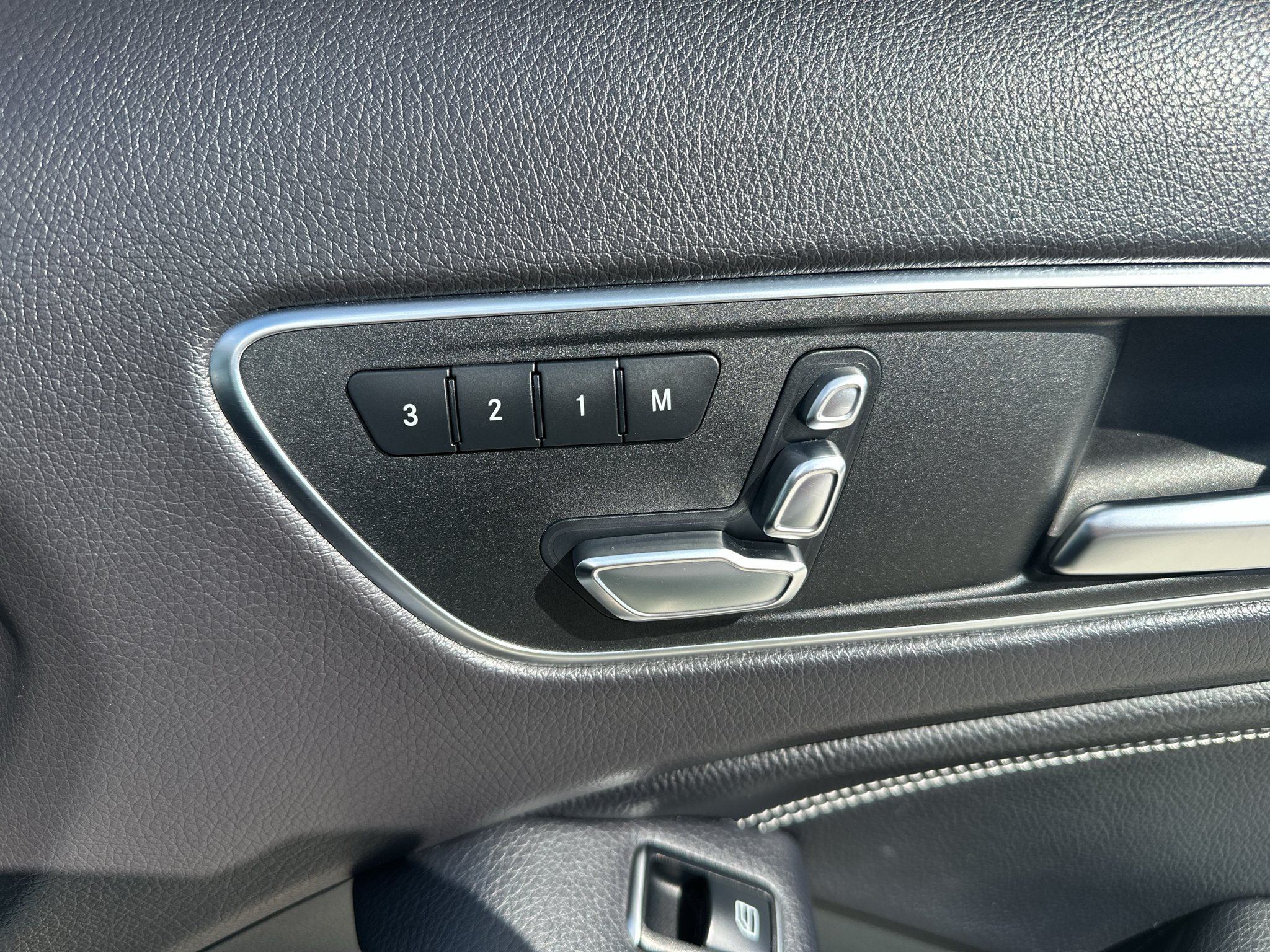 Used 2018 Polar Silver Metallic Mercedes-Benz 250 image 33