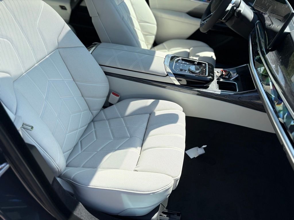 New 2025 Dravit Grey Metallic BMW 760i xDrive image 25