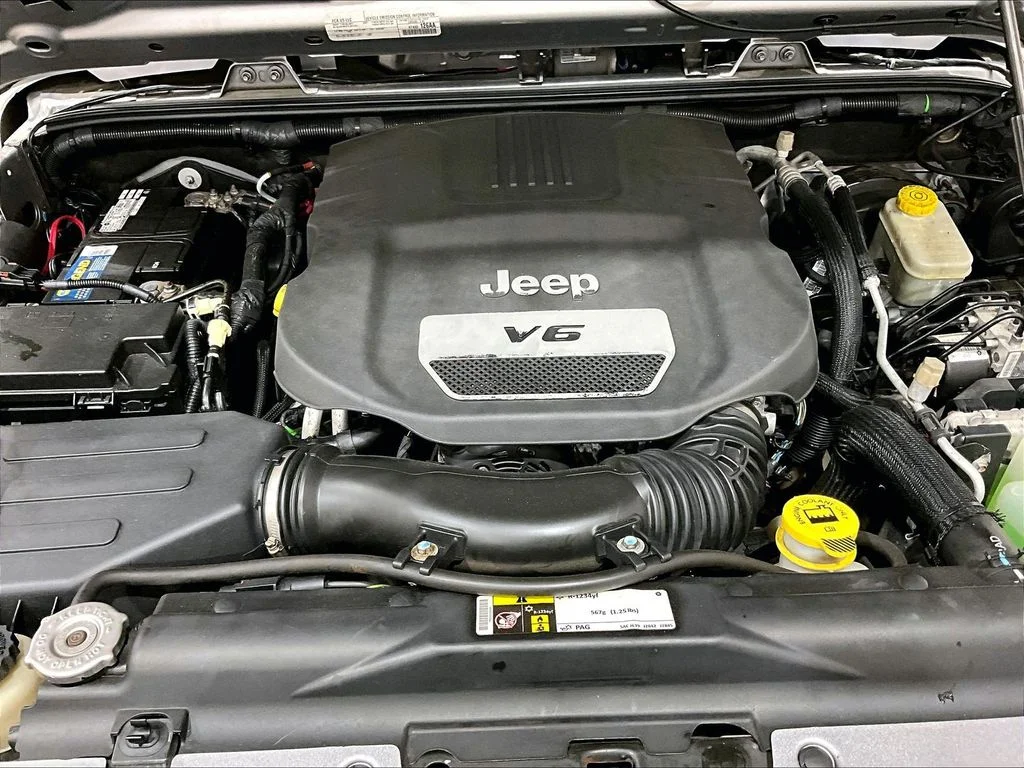 Used 2015 Silver Jeep Unlimited Sport image 9