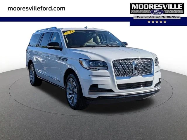 Used 2024 White Lincoln Reserve image 1