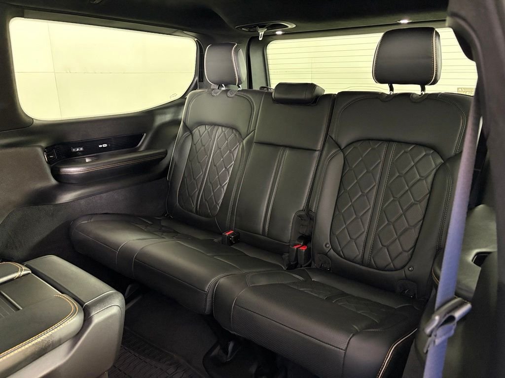 New 2026 Bright White Clear-Coat Exterior Paint Jeep Summit Reserve image 42