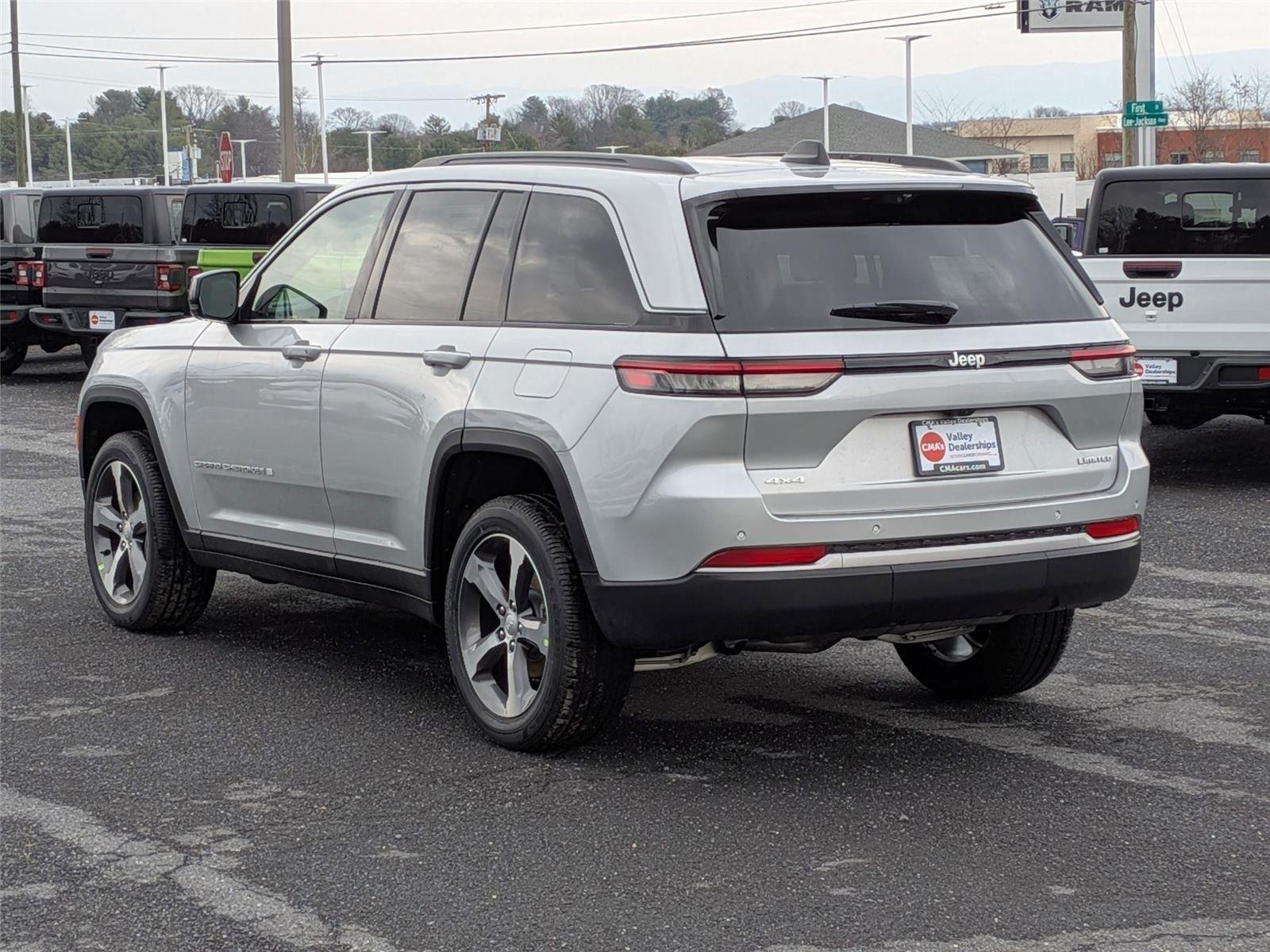 New 2026 Silver Zynith Exterior Paint Jeep Limited image 7