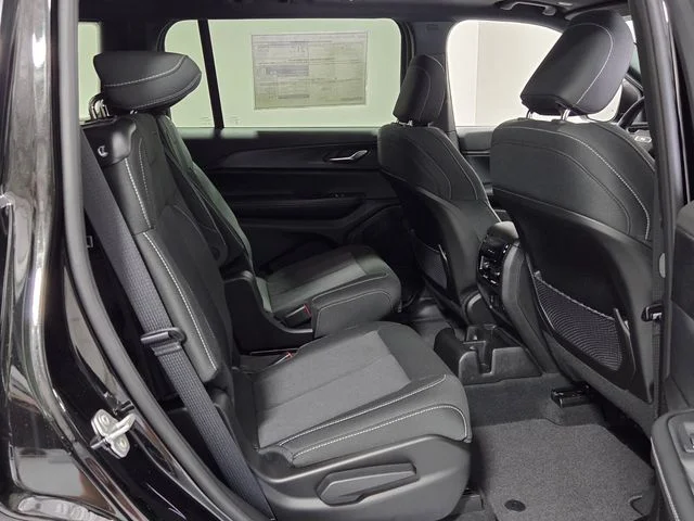 New 2026 Diamond Black Crystal Pearlcoat Jeep Laredo image 15