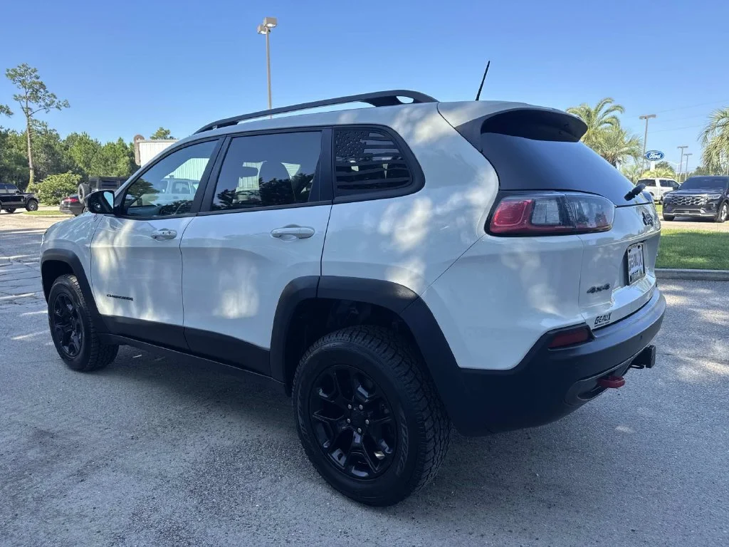 Used 2019 Pearl White Pearlcoat Jeep Trailhawk image 10