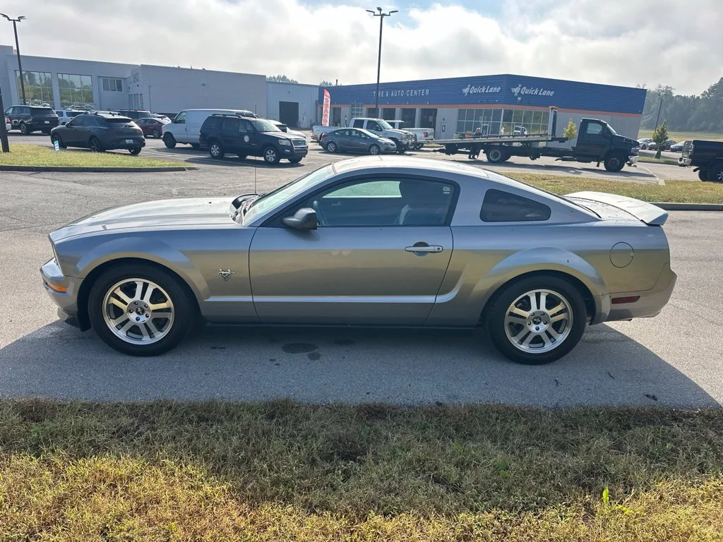 Used 2009 Gray Ford V6 image 10