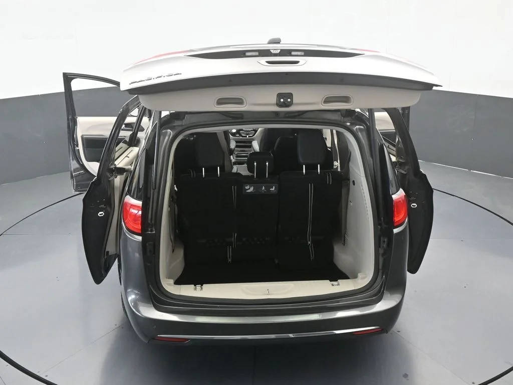 Used 2019 Granite Crystal Metallic Clearcoat Chrysler Touring L image 75
