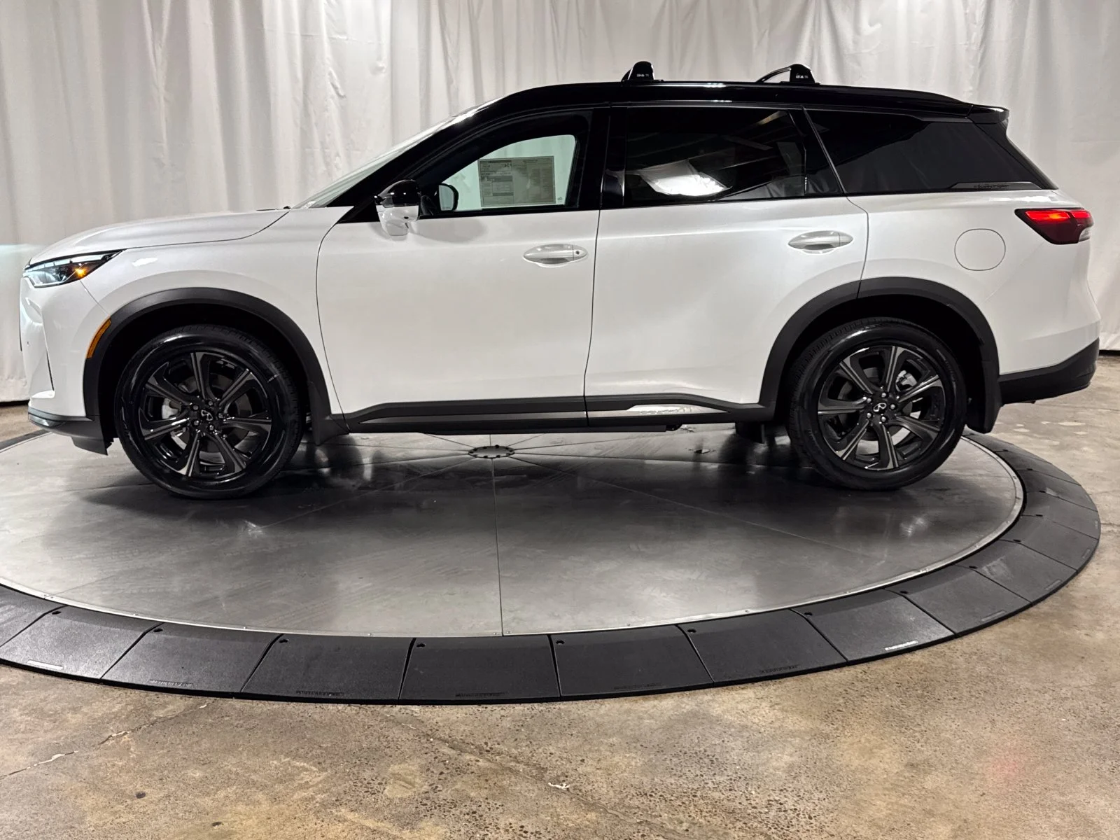 New 2027 2T RAD WHT INFINITI Autograph AWD image 8