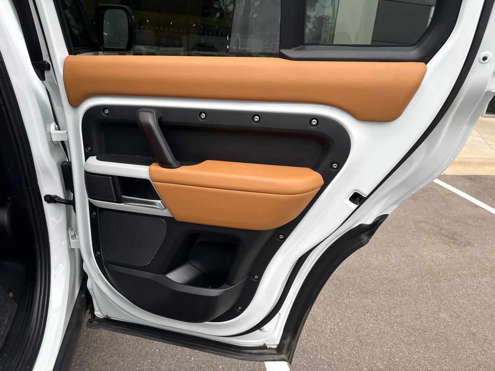 Used 2024 Fuji White Land Rover X-Dynamic SE image 9