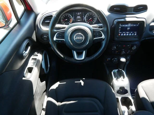 Used 2018 Red Jeep Latitude image 12