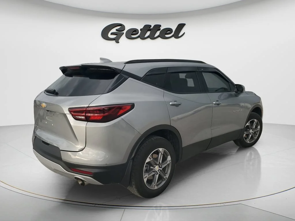 Used 2023 STERLING GRAY METALLIC Chevrolet LT image 4