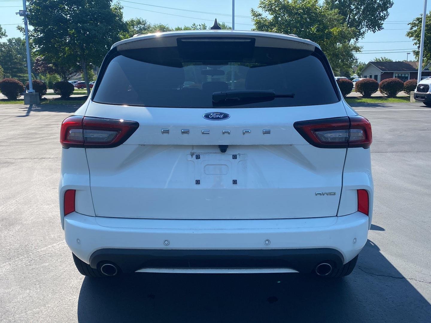 Used 2023 Star White Metallic Tri-Coat Ford ST-Line image 9