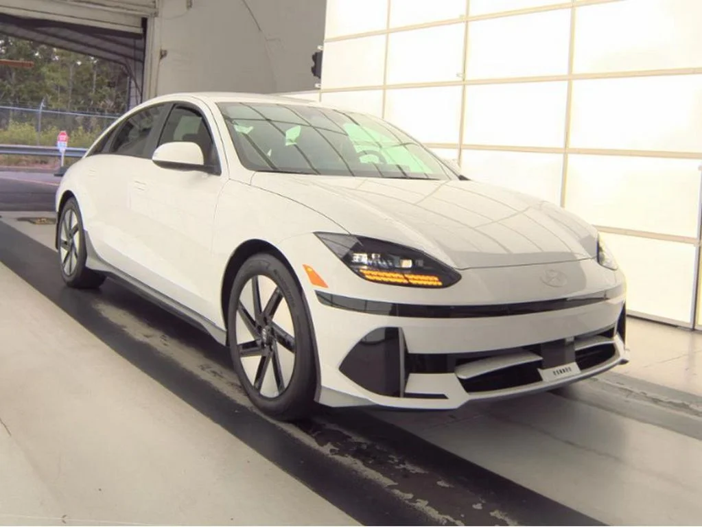 Used 2024 White Hyundai SE image 3