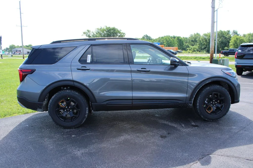 New 2026 Carbonized Gray Metallic Ford Tremor® image 15