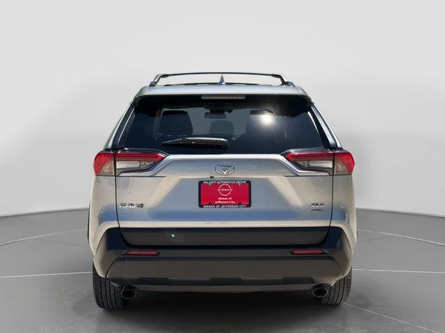Used 2020 Silver Toyota XLE image 5