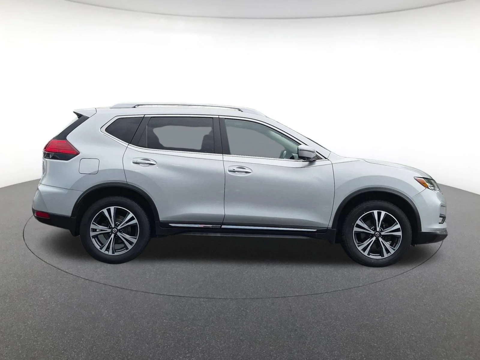 Used 2017 Brilliant Silver Nissan SL image 5
