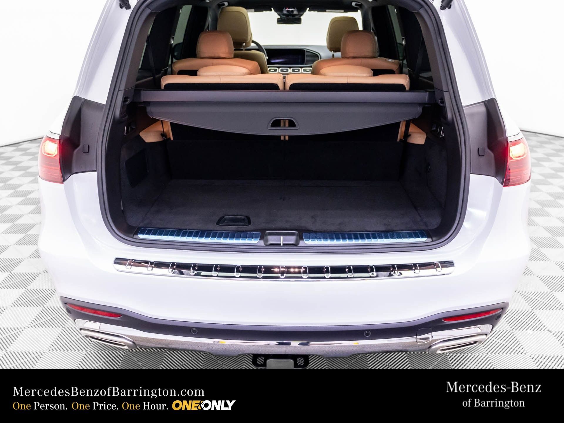 New 2026 MANUFAKTUR Moonlight White Metallic Mercedes-Benz GLS 580 image 34