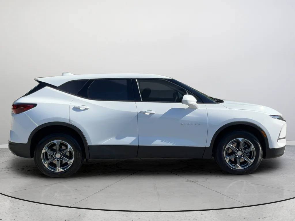 Used 2025 White Chevrolet LT image 6