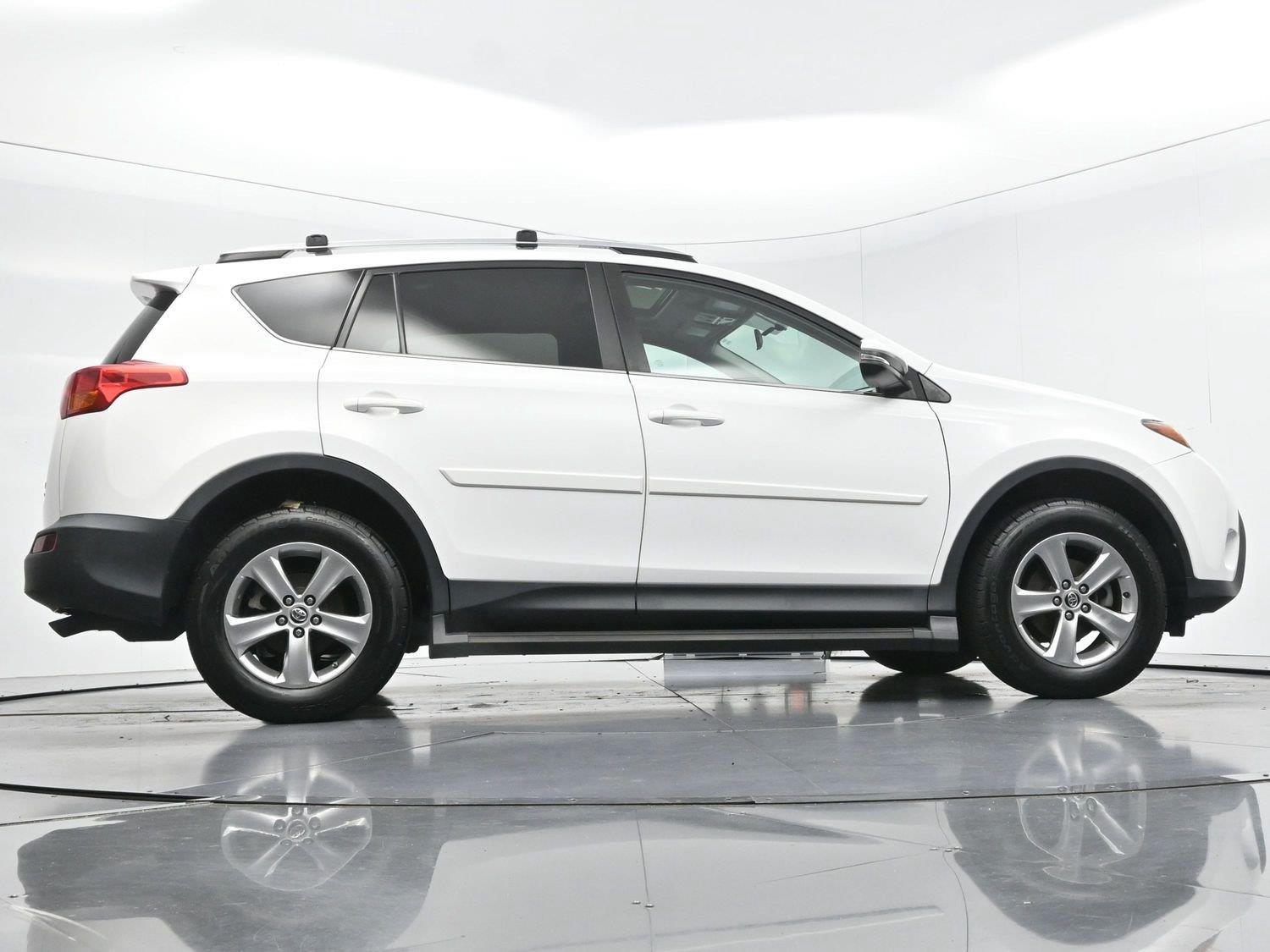 Used 2015 Super White Toyota XLE image 47