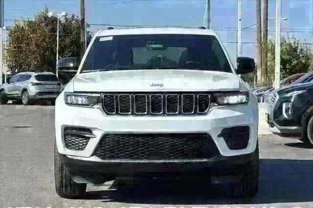 New 2025 Bright White Clear-Coat Exterior Paint Jeep Laredo X image 9