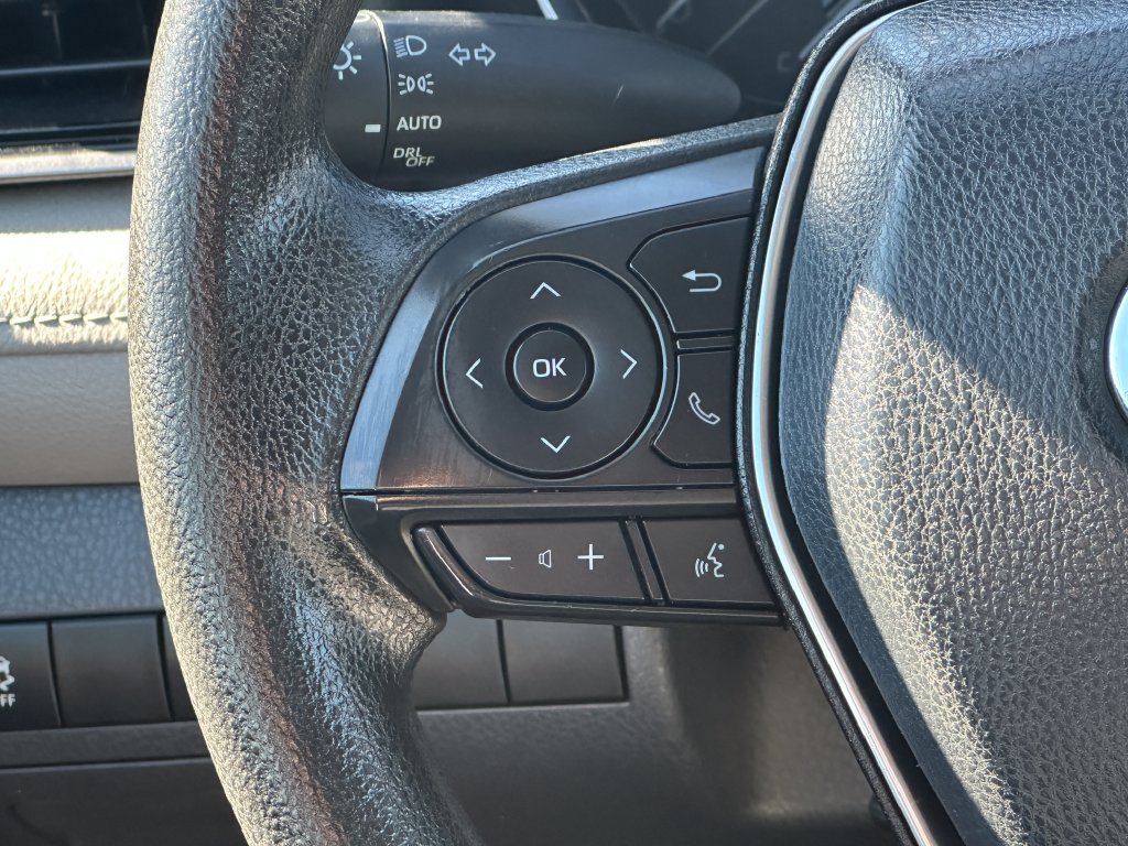 Used 2019 White Toyota LE image 20
