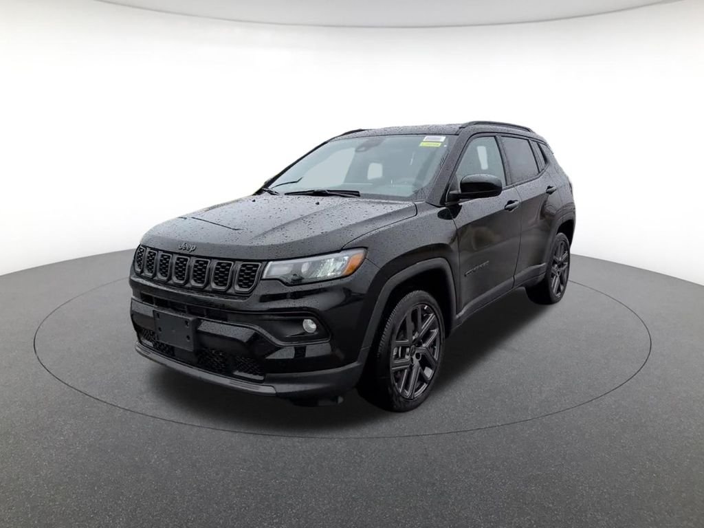 New 2026 Diamond Black Crystal Pearl-Coat Exterior Paint Jeep Latitude image 2