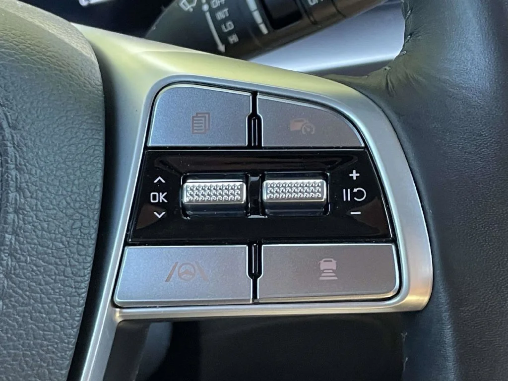 Used 2025  Kia S image 32