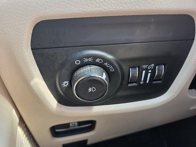 Used 2024 Diamond Black Crystal Pearlcoat Jeep Limited image 14