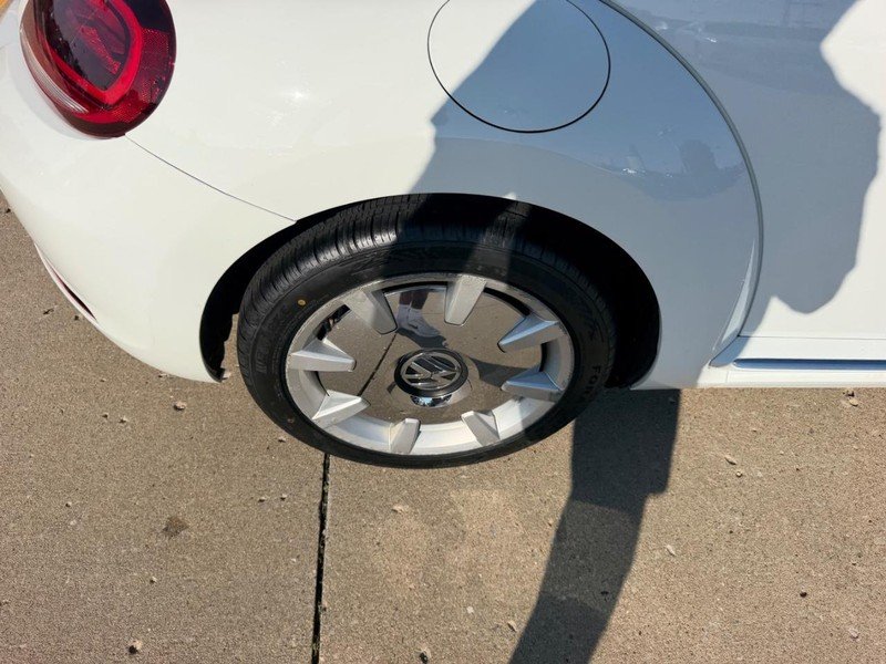 Used 2018 Pure White Volkswagen SE image 5