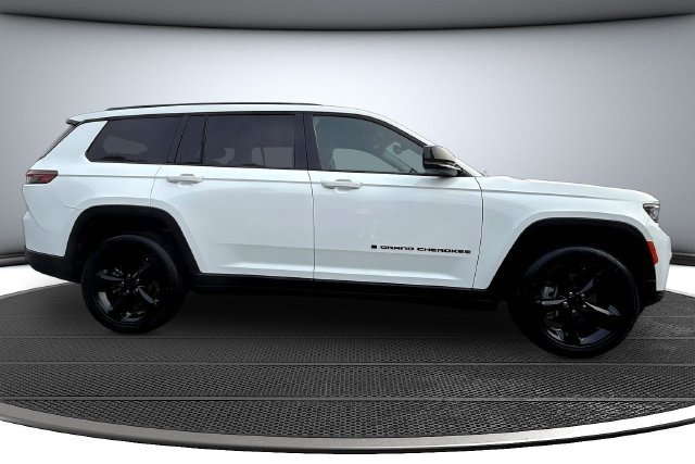 Used 2022 White Jeep Altitude image 4
