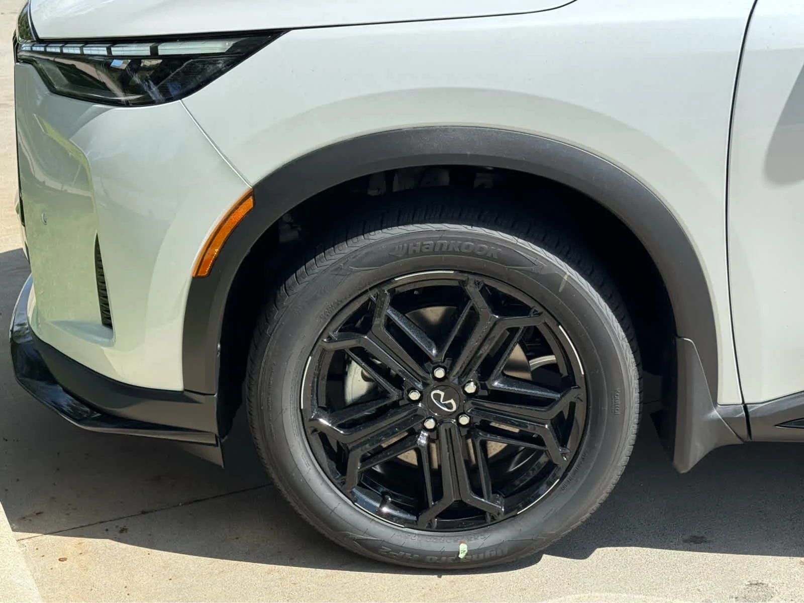 New 2027 2T RAD WHT INFINITI Sport AWD image 6