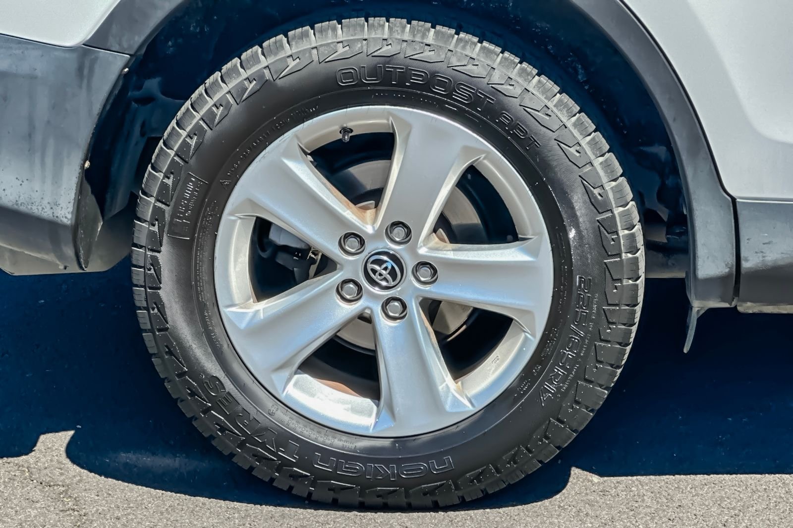 Used 2015 White Toyota XLE image 34