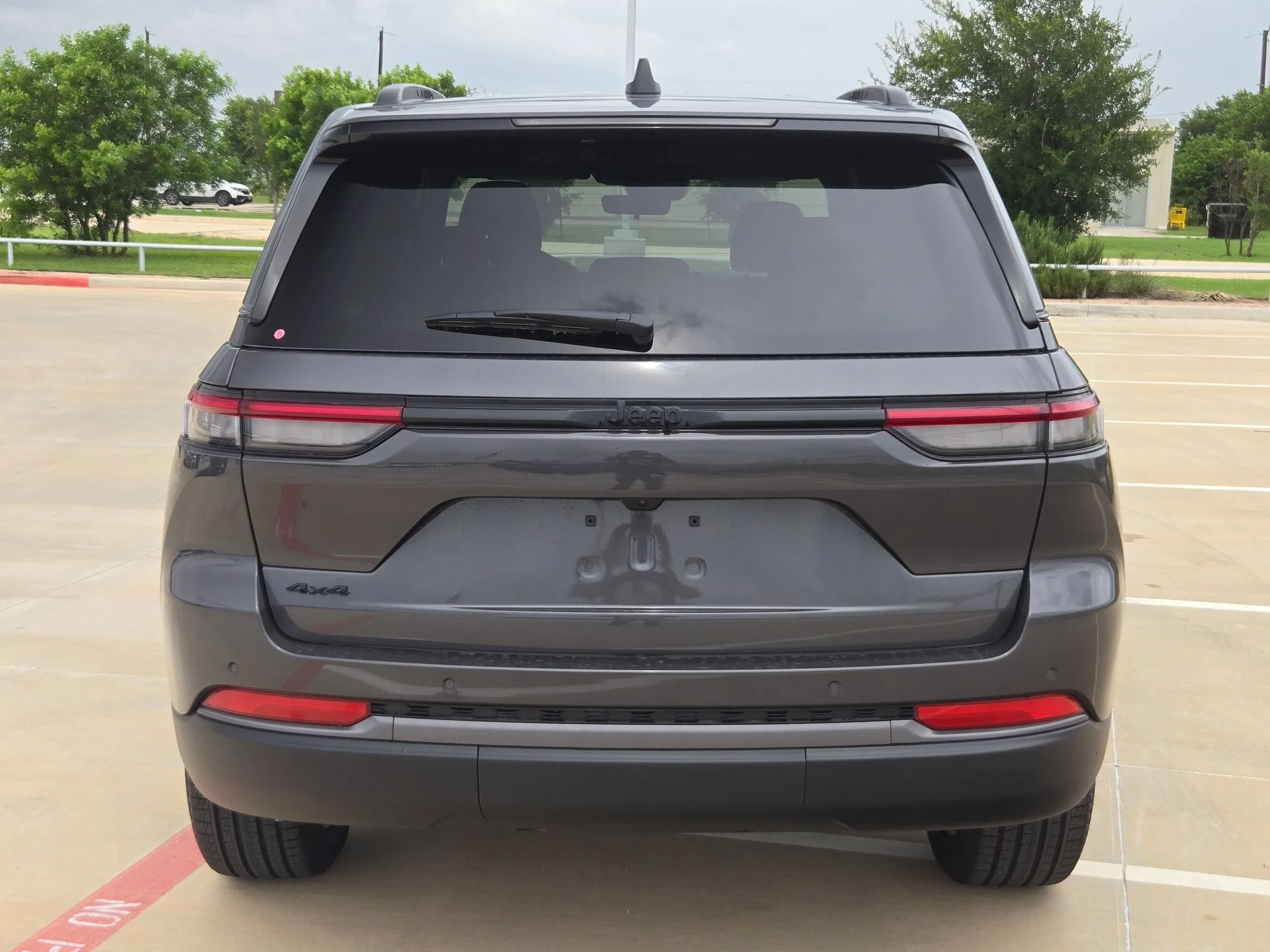 New 2026 Baltic Gray Metallic Clear-Coat Exterior Paint Jeep Limited image 4