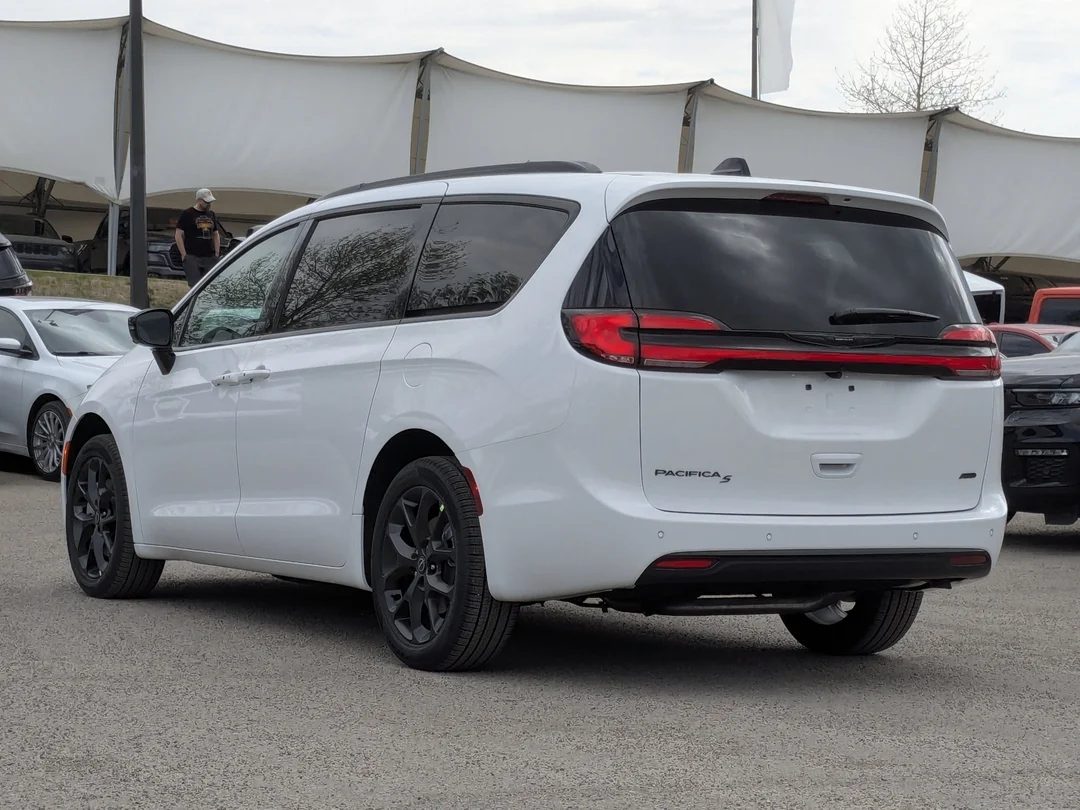 New 2026 White Chrysler Select - - AWD - 3.6L Pentastar V6 - Adaptive Cruise Control - Blind Spot Monitor & More! image 6